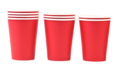 üç kırmızı plastik bardak.