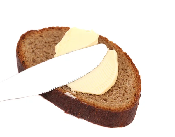 Barna kenyér késsel vajaskenyér készítés. — Stock Fotó