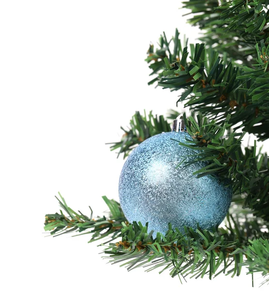 Niebieski piłka na sztucznych jodła cristmas. — Zdjęcie stockowe