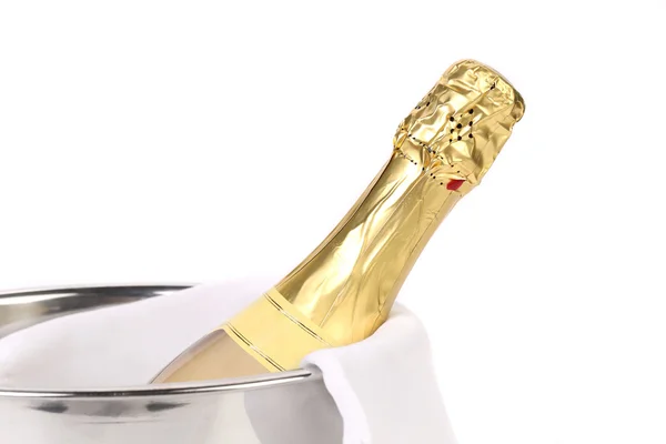 Närbild flaska champagne i kylare. — Stockfoto