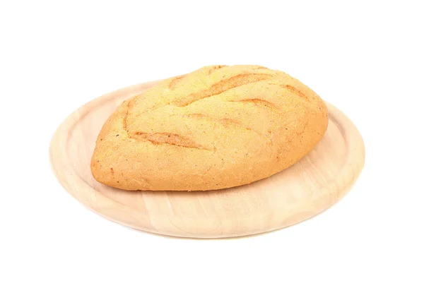 Άσπρο ψωμί σε ένα ξύλινο δίσκο. — Φωτογραφία Αρχείου
