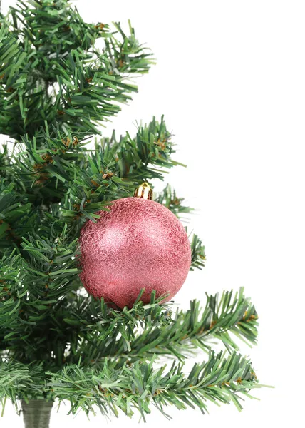 Árvore de Natal com bola rosa . — Fotografia de Stock