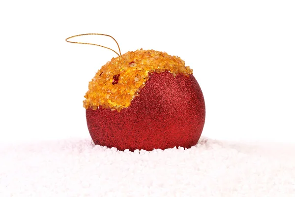 Boule de Noël rouge avec pierres orange . — Photo