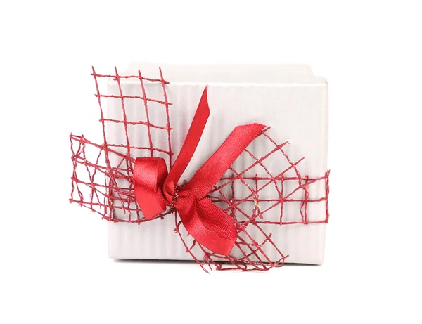 Bílá dárková krabička s červenou stuhou a mašlí — Stock fotografie