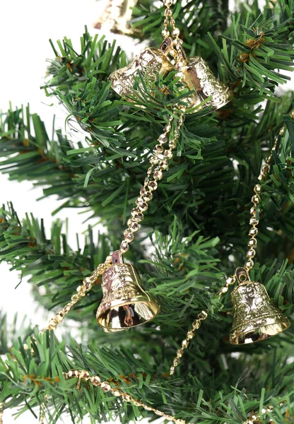 Weihnachtsbaum mit Girlanden geschmückt. — Stockfoto