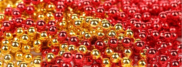 Zbliżenie złoto i czerwone koraliki. — Zdjęcie stockowe