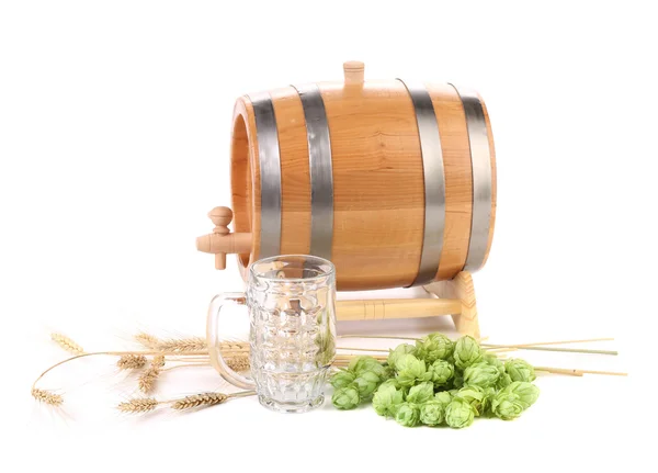 Fass und Becher mit Hopfen. — Stockfoto