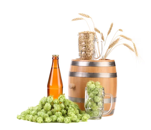 Barrel mug with hops and bottle of beer. — Stock Photo, Image