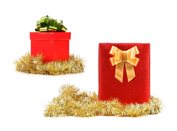Weihnachtsgeschenke aus rotem Einband mit goldener Schleife. — Stockfoto