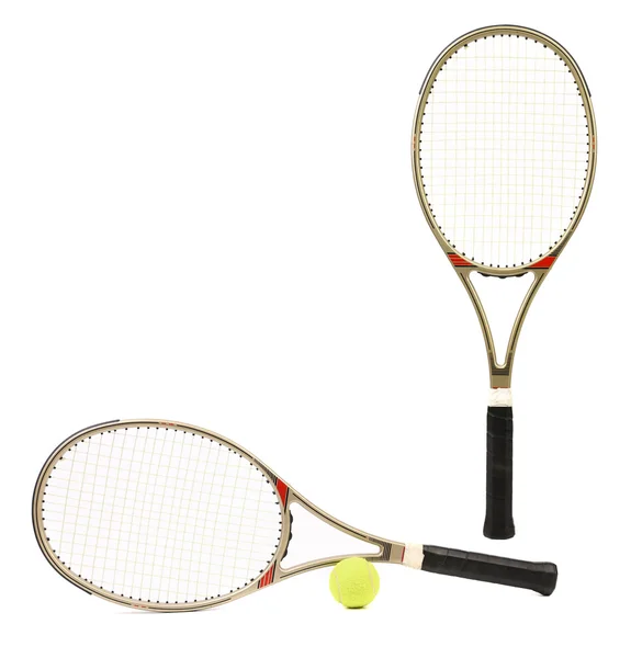 Две теннисные ракетки и желтый мяч . — стоковое фото