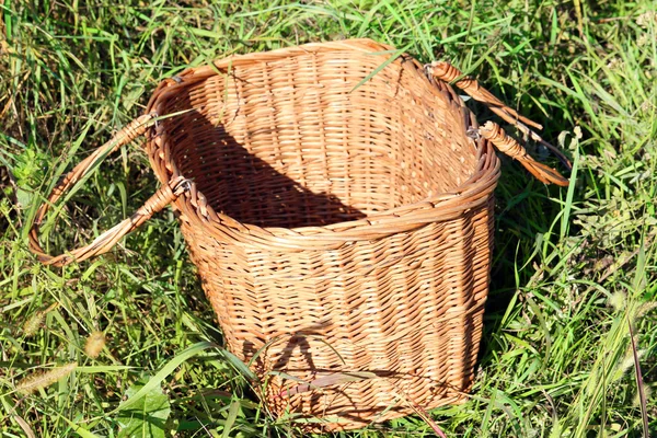 Opened picnic basket in the grass. — Stock Photo, Image