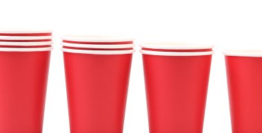 dört kırmızı plastik bardak.