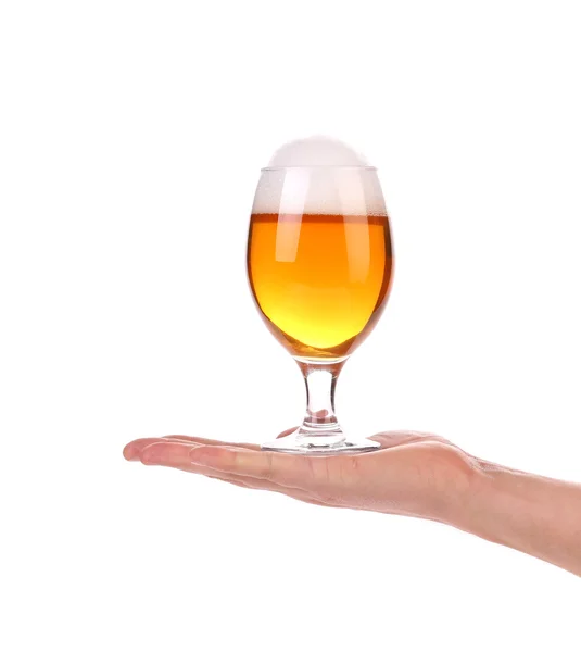 Verre de bière debout sur la main . — Photo