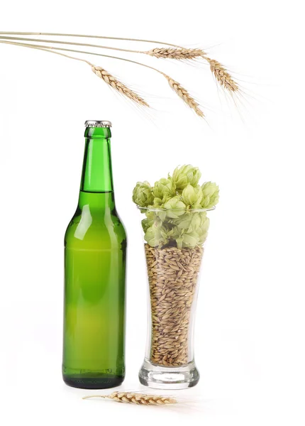 Bouteille pleine et verre de bière . — Photo