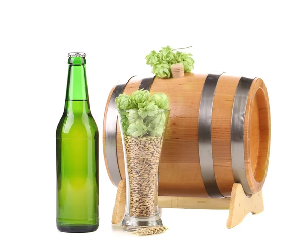 Barrel mug with hop and bottle of beer. — Stock Photo, Image