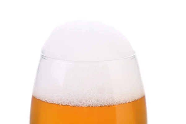 Primer plano de la espuma de vidrio de cerveza . — Foto de Stock