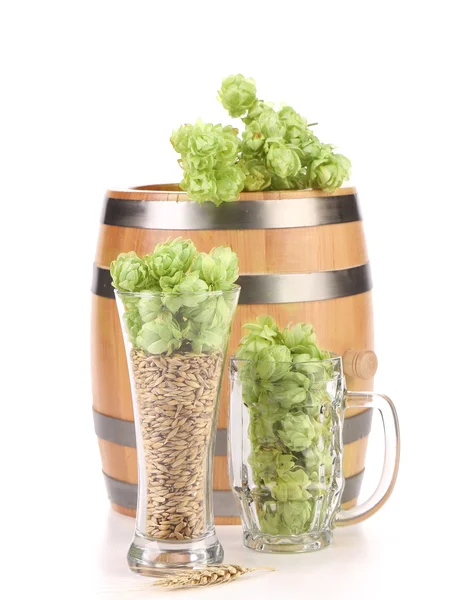 Barrel and two mug with barley hop. — Stock Photo, Image