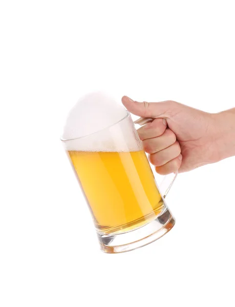 Caneca de cerveja completa na mão . — Fotografia de Stock