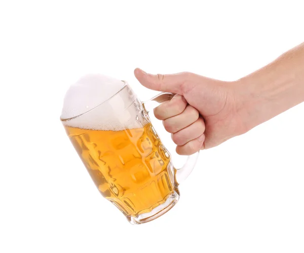Elinde bira bardağı dolu. — Stok fotoğraf