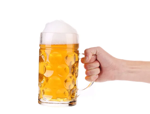 Full ölglas i handen. — Stockfoto