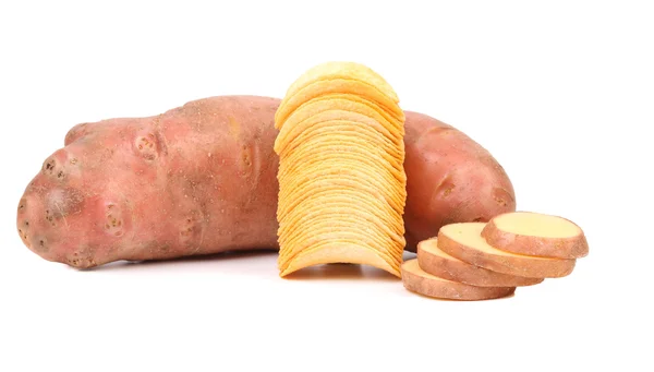Hlízy brambor a zásobníku čipy. — Stock fotografie
