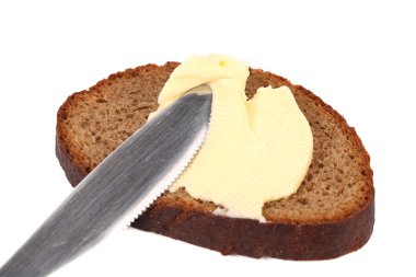 kahverengi ekmek ve tereyağı.