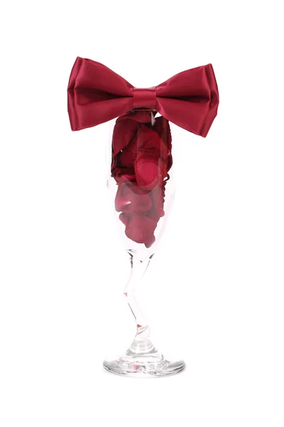 红色的玫瑰花瓣婚礼玻璃. — 图库照片