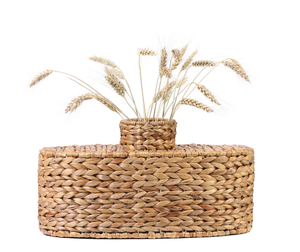 小麦の穂と枝編み細工品の花瓶. — ストック写真