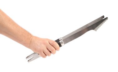 Barbekü maşa tutan el.