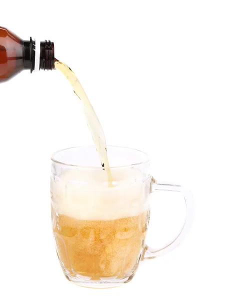 Botella de cerveza vertiendo en una taza . — Foto de Stock
