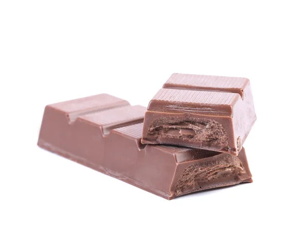 Mörk chokladkaka med söt krämig fyllning. — Stockfoto
