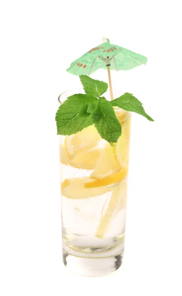 Полный стакан воды с лимоном и мятой . — стоковое фото