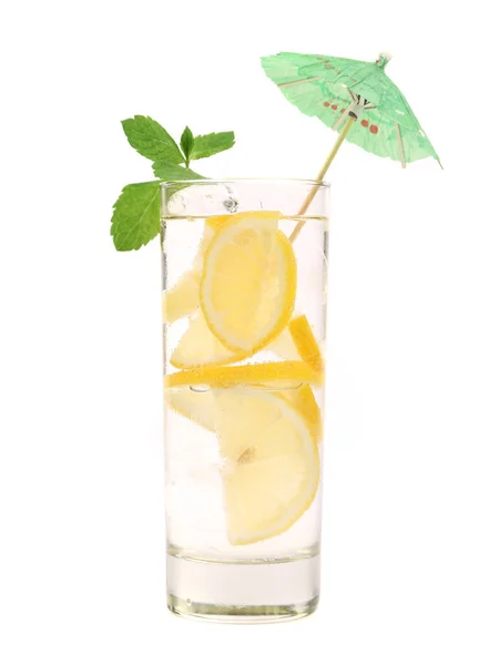 Bicchiere pieno d'acqua con limone e menta . — Foto Stock