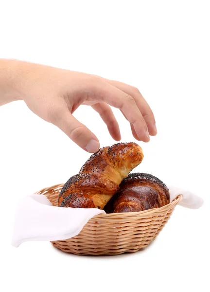 Croissants em uma cesta com a mão . — Fotografia de Stock