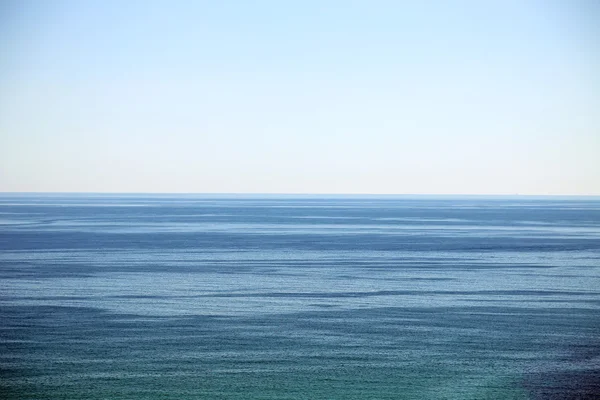 Mer calme et ciel bleu clair — Photo