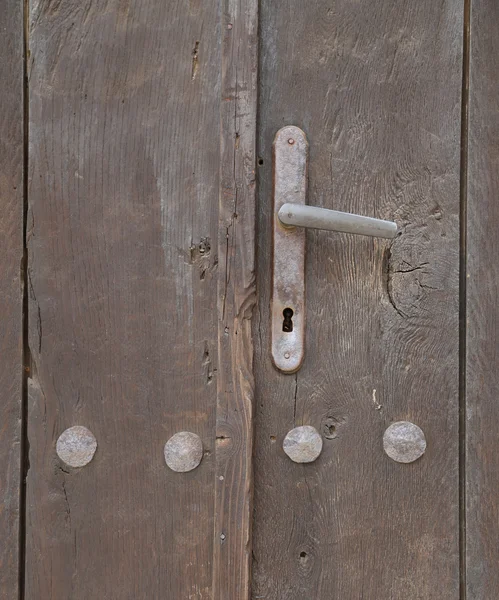 Porta velha de madeira com alça — Fotografia de Stock