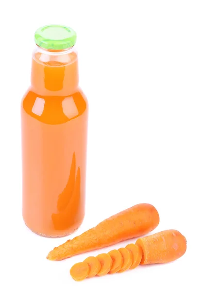Fatias de cenoura crua e suco em uma garrafa — Fotografia de Stock
