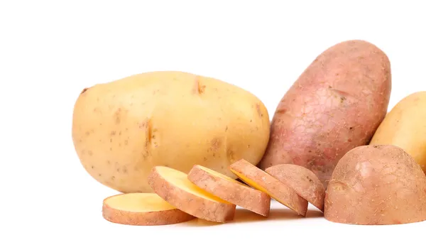 Różne ziemniaki i podział bulwy. — Zdjęcie stockowe