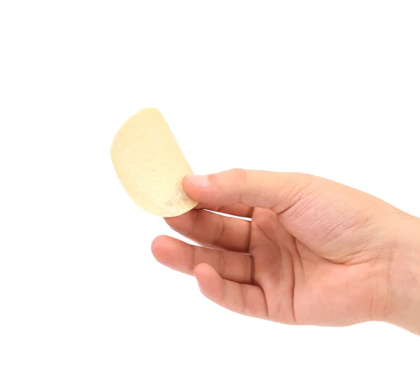 Hand håller potatischips. — Stockfoto