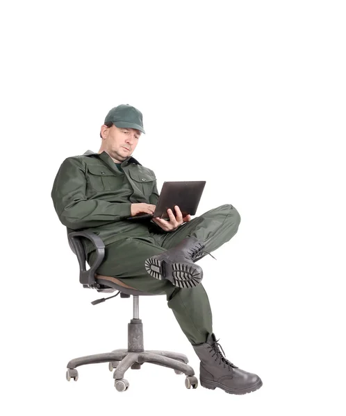 Człowiek w odzież roboczą, siedząca z laptopem — Zdjęcie stockowe
