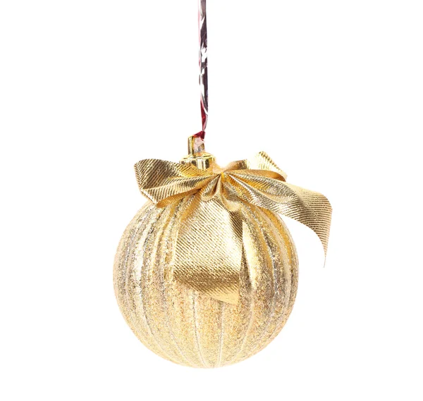 Goldene dekorative Weihnachtskugel. — Stockfoto