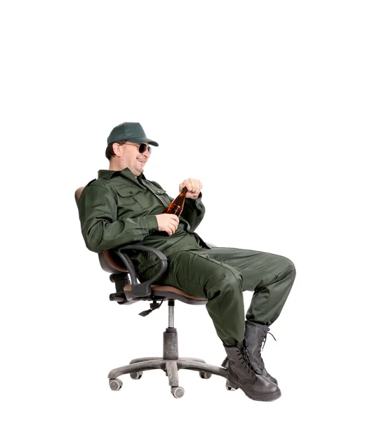 Hombre en ropa de trabajo sentado con cerveza . —  Fotos de Stock