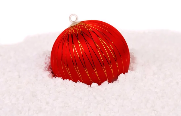 Boule de Noël rouge dans la neige. — Photo