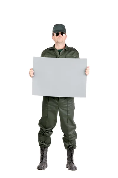 作業服の男は紙と立っています。. — ストック写真