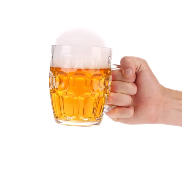 Mano tiene tazza di birra con schiuma . — Foto Stock