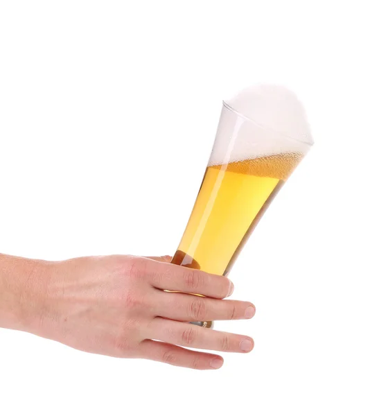 Full öl glas i handen — Stockfoto