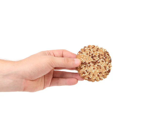 Biscotti con semi di sesamo in mano . — Foto Stock