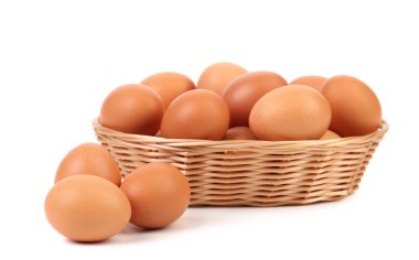 kahverengi yumurta sepeti ve yakın.