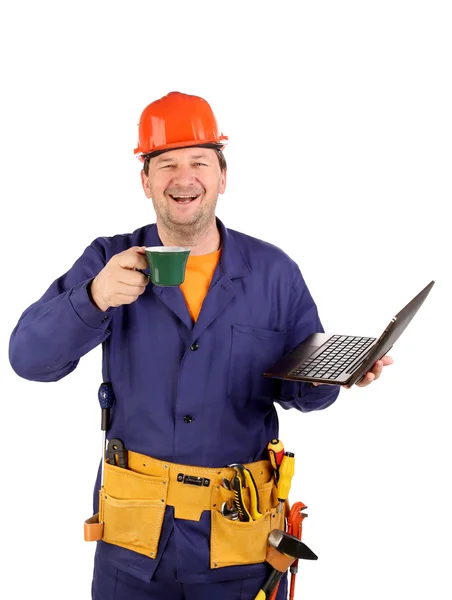 Trabajador con taza de café y portátil . — Foto de Stock