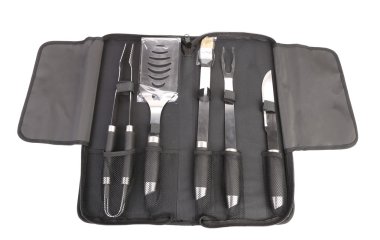 Barbekü için bir araç siyah çanta ayarlamak.
